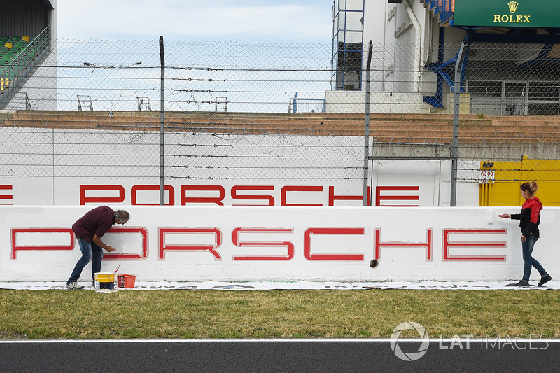 Художники работают над баннером Porsche
