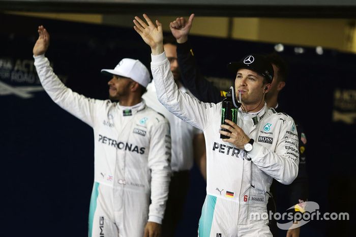 Nico Rosberg, de Mercedes AMG F1 celebra su segundo puesto en la clasificación de parc ferme con su compañero de equipo Lewis Hamilton, Mercedes AMG F1