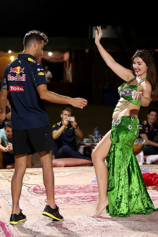 Daniel Ricciardo, Red Bull Racing baila en el escenario la danza del velo