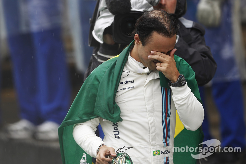 Felipe Massa, Williams, camina con llanto en los ojos y la bandera de Brasil