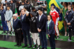 Nationalhymne: Lewis Hamilton, Mercedes AMG F1, mit Bernie Ecclestone