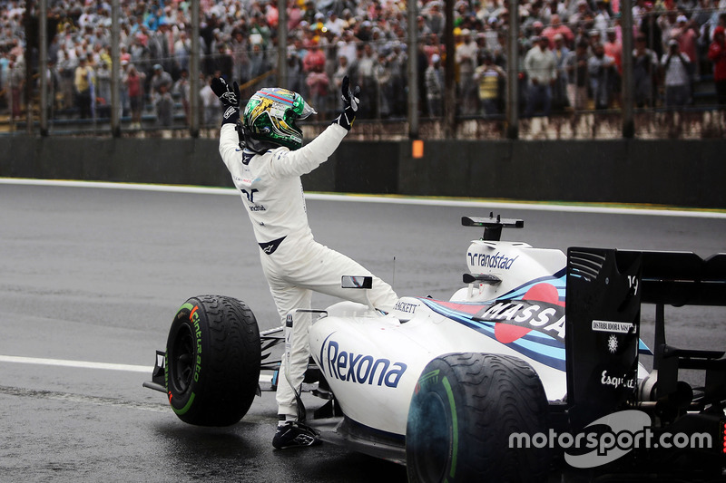 Nach dem Unfall: Felipe Massa winkt dem Publikum