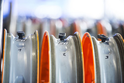 Des roues en attente de recevoir des pneus Michelin