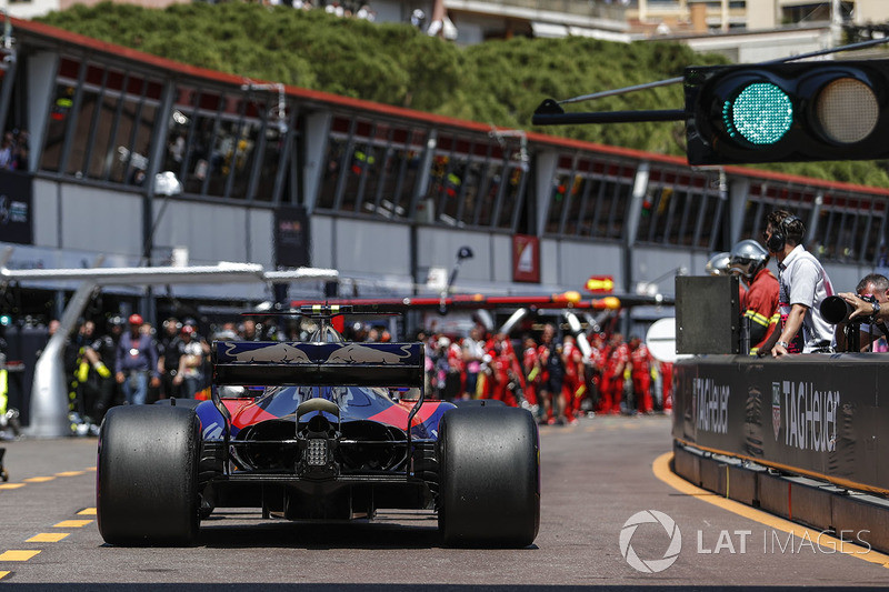Карлос Сайнс-мл., Toro Rosso STR12 на пит-лейне