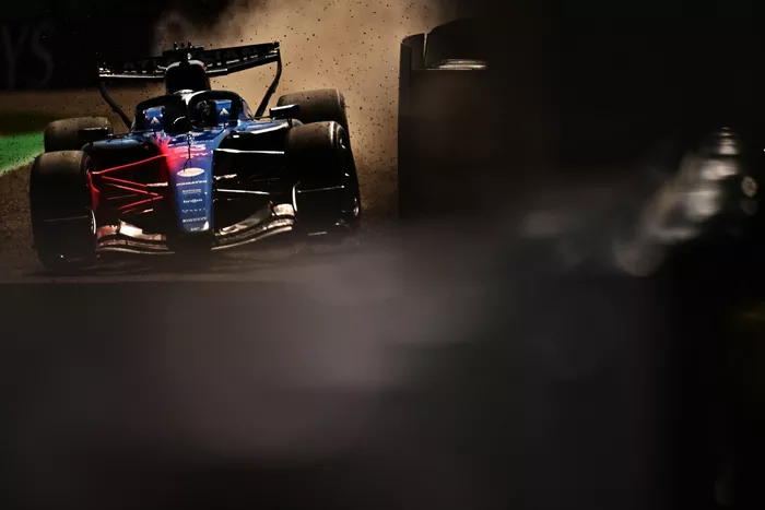 Alexander Albon, Williams runs wide