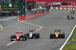 Kimi Raikkonen, Batalla de Ferrari SF16-H para la posición con Sergio Perez, Sahara Force India F1 V