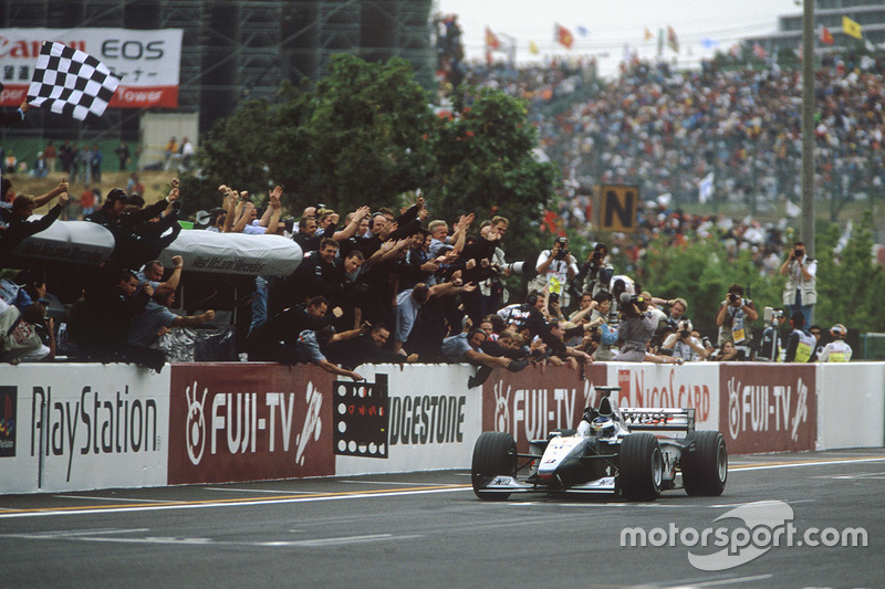 Mika Hakkinen, McLaren Mercedes remporte la course et le Championnat du monde