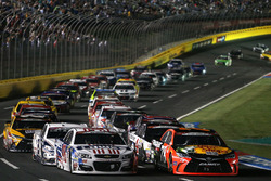 Martin Truex Jr., Furniture Row Racing Toyota mène sur un restart