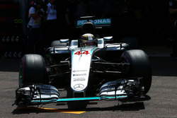 Lewis Hamilton, Mercedes AMG F1 W07 Hybrid deja los pits