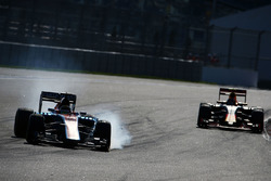 Pascal Wehrlein, Manor Racing MRT05, arriva alla staccata a ruote bloccate