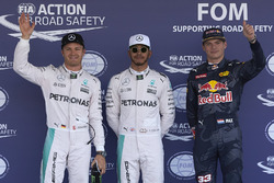 Los tres primeros calificados en parc ferme: Nico Rosberg, Mercedes AMG F1, segundo; Lewis Hamilton,