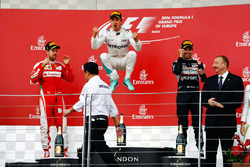 Het podium (L naar R): Sebastian Vettel, Ferrari, tweede; Nico Rosberg, Mercedes AMG F1, racewinnaar