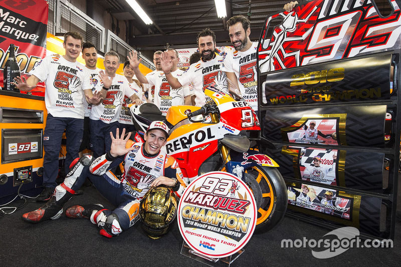 6. Переможець Марк Маркес, Repsol Honda Team святкує чемпіонство разом з командою
