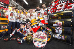 1. Marc Marquez, Repsol Honda Team, feiert mit dem Team