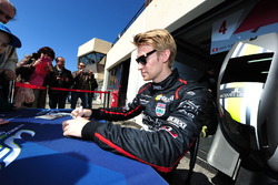#4 ByKolles Racing CLM P1/01: Oliver Webb firma autografi ai tifosi
