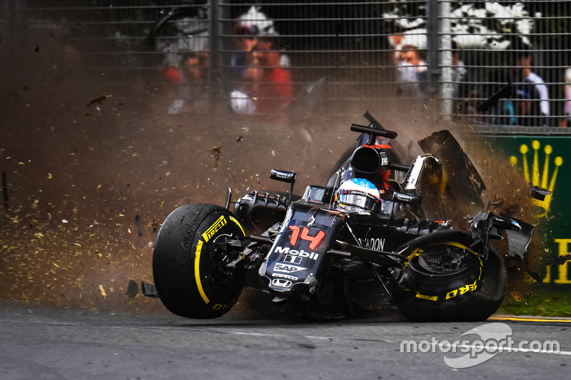 Fernando Alonso, McLaren MP4-31 in a huge crash