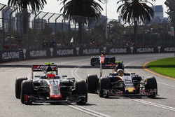 Esteban Gutierrez, Haas F1 Team VF-16 und Carlos Sainz Jr., Scuderia Toro Rosso STR11, im Kampf um d
