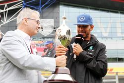Lewis Hamilton, Mercedes AMG F1 presenta con el trofeo Hawthorn
