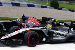 Карлос Сайнс мл., Scuderia Toro Rosso STR11 и Серхио Перес, Sahara Force India F1 VJM09 - борьба за