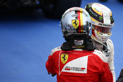 Sebastian Vettel, Scuderia Ferrari SF16-H en Lewis Hamilton, Mercedes AMG F1 W07