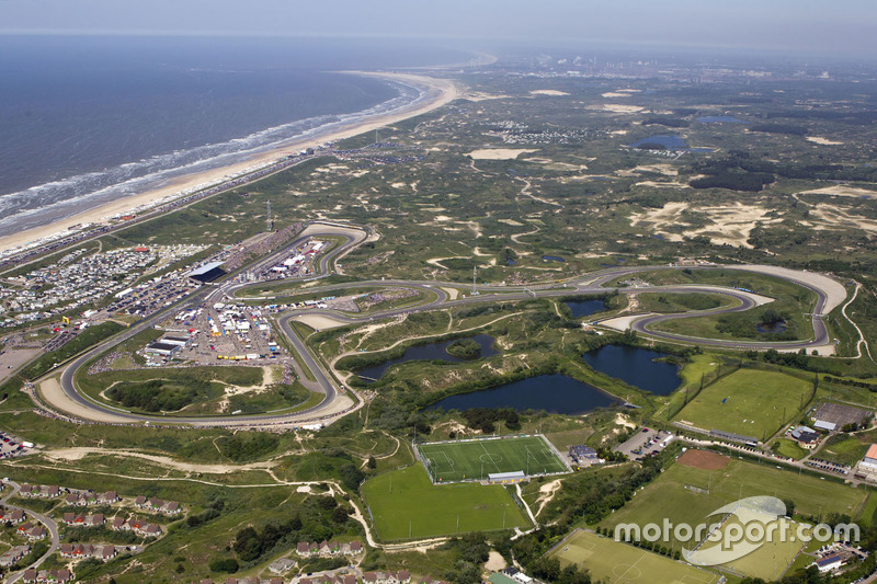 Circuit Park Zandvoort vanuit de lucht op Familie Racedagen driven by