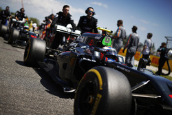 Jenson Button, McLaren MP4-31 auf dem Weg in die Startaufstellung