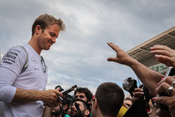 Nico Rosberg, Mercedes AMG F1 firma autografi ai tifosi