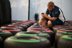 Mecánico de Williams con neumáticos Pirelli