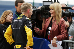 Кевин Магнуссен, Renault Sport F1, и репортер Sky Sports F1 Рейчел Брукс