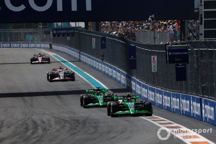 Zhou Guanyu, Stake F1 Team Kick Sauber C44, Valtteri Bottas, Stake F1 Team Kick Sauber C44, Kevin Magnussen, Haas VF-24