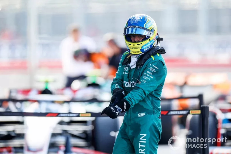 Fernando Alonso, Aston Martin F1 Team, au Parc Ferme après la qualification du sprint 