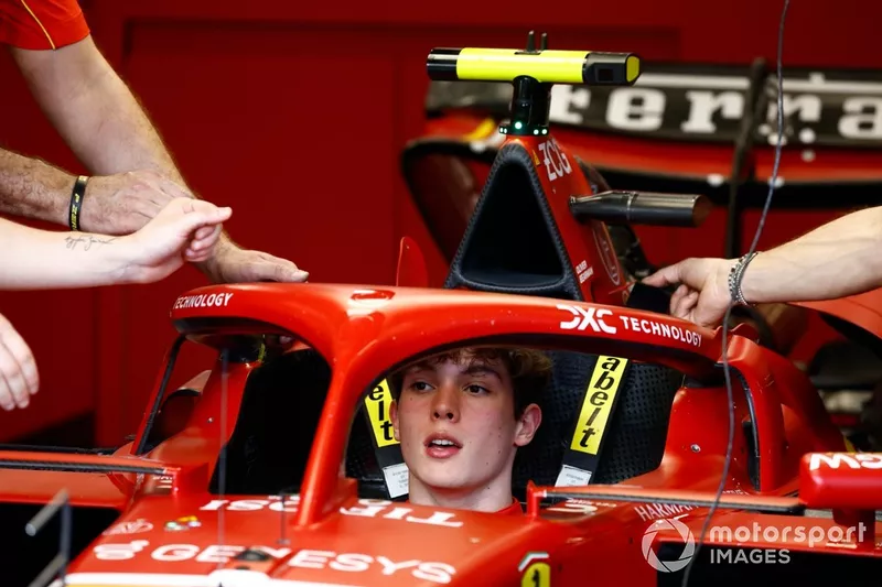 Oliver Bearman, Scuderia Ferrari, a un siège adapté