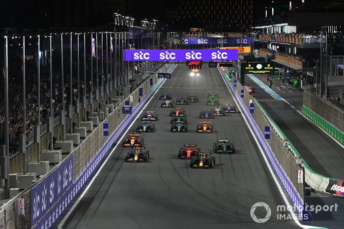 Max Verstappen, Red Bull Racing RB20, Sergio Pérez, Red Bull Racing RB20, Charles Leclerc, Ferrari SF-24, Oscar Piastri, McLaren MCL38, Fernando Alonso, Aston Martin AMR24, el resto del campo en la salida.