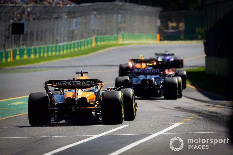 Oscar Piastri, McLaren MCL38, quitte la voie des stands