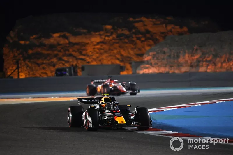 Sergio Perez, Red Bull Racing RB20, Charles Leclerc, Ferrari SF-24
