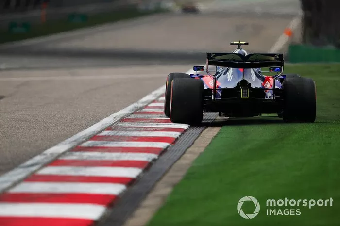 Alexander Albon, Toro Rosso STR14, runs wide onto the astroturf