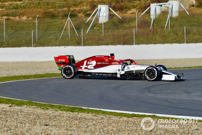 Kimi Raikkonen, Alfa Romeo Racing C38, melintir dan terdampar di jebakan kerikil