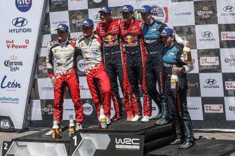 Les vainqueurs Sébastien Ogier, Julien Ingrassia, Citroën World Rally Team, les deuxièmes Ott Tänak, Martin Järveoja, Toyota Racing, les troisièmes Elfyn Evans, Scott Martin, M-Sport Ford