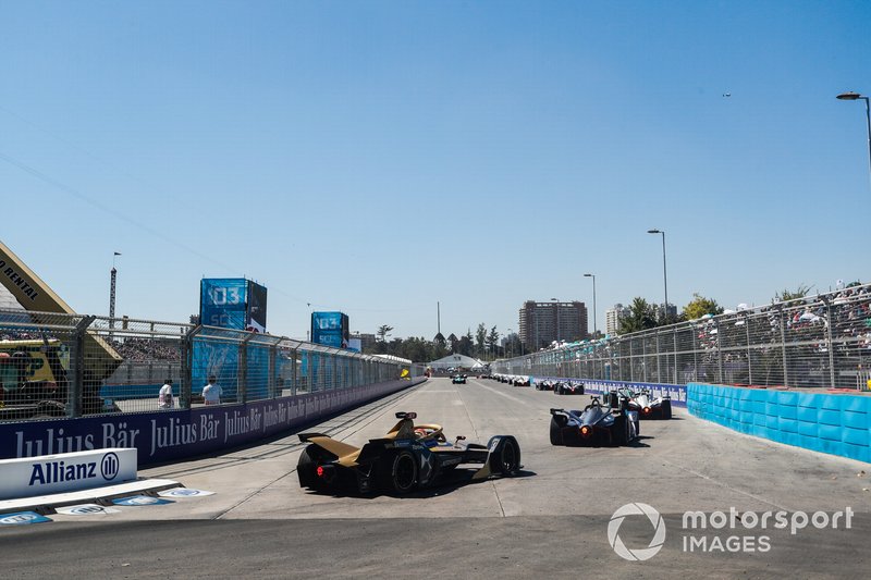 Jean-Eric Vergne, DS TECHEETAH, DS E-Tense FE19, segue un gruppo di monoposto