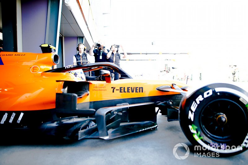 Lando Norris, McLaren MCL34, quitte son stand