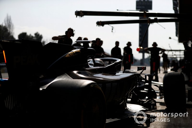 Romain Grosjean, Haas F1 Team VF-19 au stand