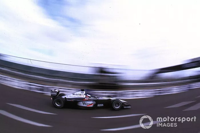 Olivier Panis, McLaren MP4-15, sort des stands