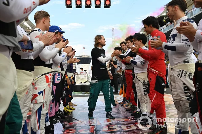 Sebastian Vettel, Aston Martin, recibe una guardia de honor de los demás pilotos de la parrilla antes de la salida de su última carrera en la F1