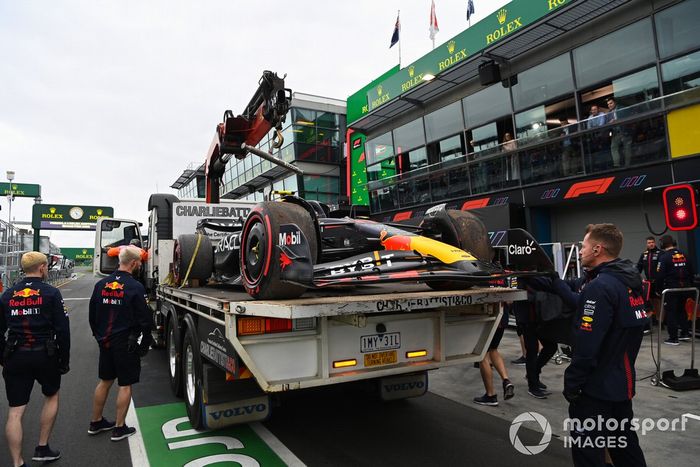 El coche de Sergio Pérez, el Red Bull Racing RB19 vuelve al garaje de Red Bull