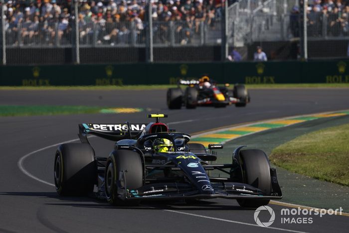 Lewis Hamilton, Mercedes F1 W14, Max Verstappen, Red Bull Racing RB19