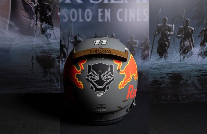 Sergio Pérez, Red Bull Racing con su casco con el diseño de la película Black Panther Wakanda Por Siempre de Marvel