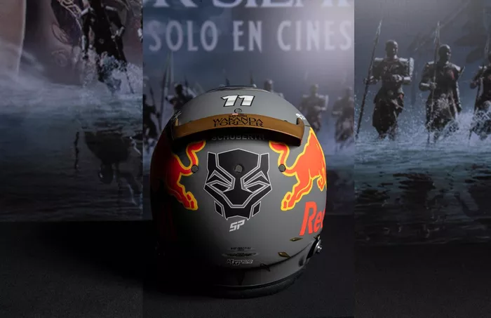 Sergio Pérez, Red Bull Racing con su casco con el diseño de la película Black Panther Wakanda Por Siempre de Marvel