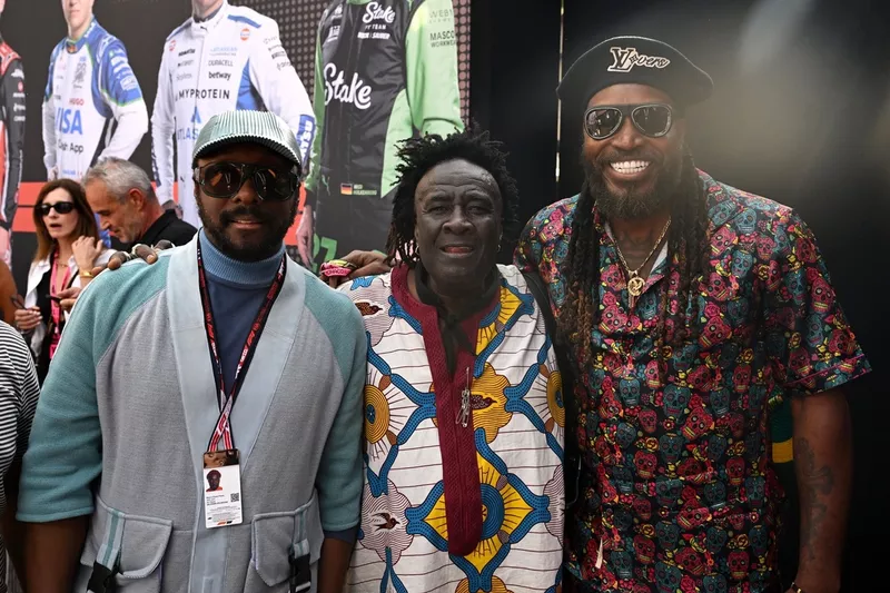 will.i.am avec Moko et Chris Gayle dans le paddock 