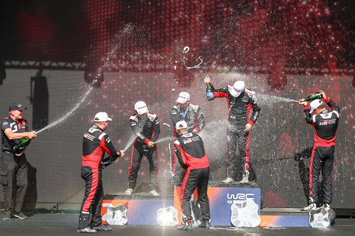 Подиум: победители Калле Рованперэ, Джонн Хэлттунен, Toyota Gazoo Racing Wrt Toyota Gr Yaris Rally1, второе место Takamoto Watch, Aaron Johnston, Toyota Gazoo Racing Wrt Toyota Gras Rally1, третье место Себастьен Огье, Винс -Газо, Тойот.