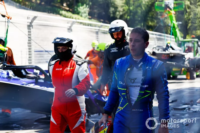 Robin Frijns, ABT CUPRA Racing, se aleja de la escena de un fuerte accidente en la 9ª vuelta
